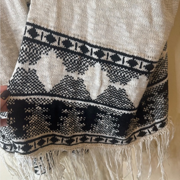 Taylor & Sage Fringe Tribal Print Shawl Small - Picture 3 of 4